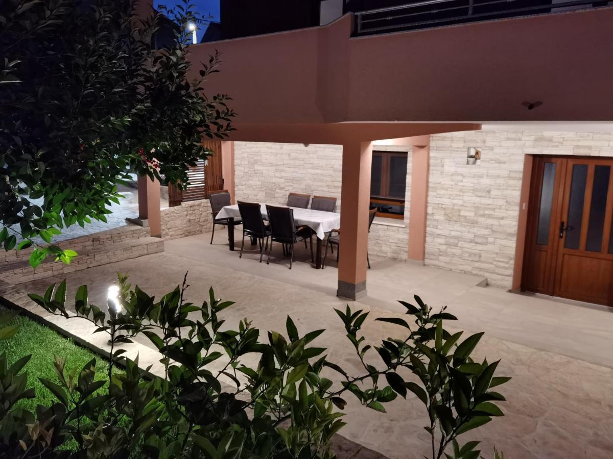 Apartman Bura โพเซดารเย ภายนอก รูปภาพ